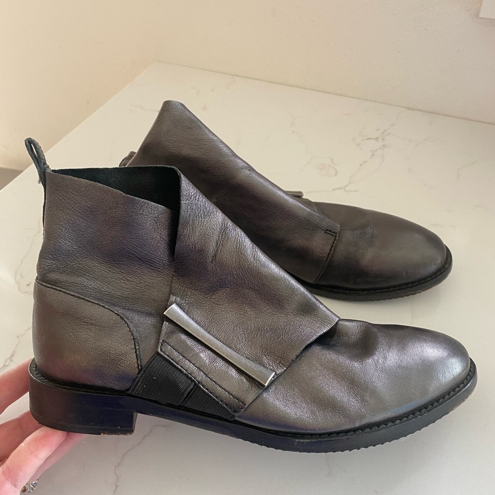 Johnston & Murphy Metallic Gray Leather Boots